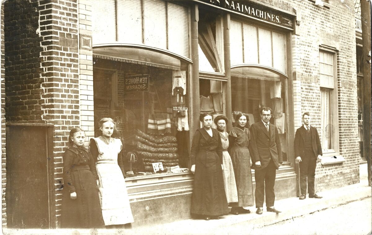 Rondleiding expositie klederdracht Historische Vereniging Raalte